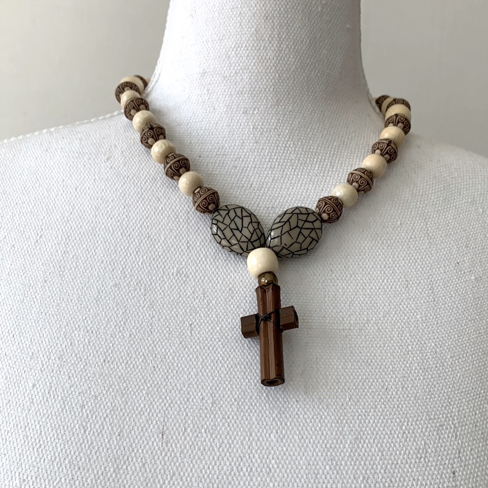 Short Wood Bead Necklace for Woman, Natural Beige.
